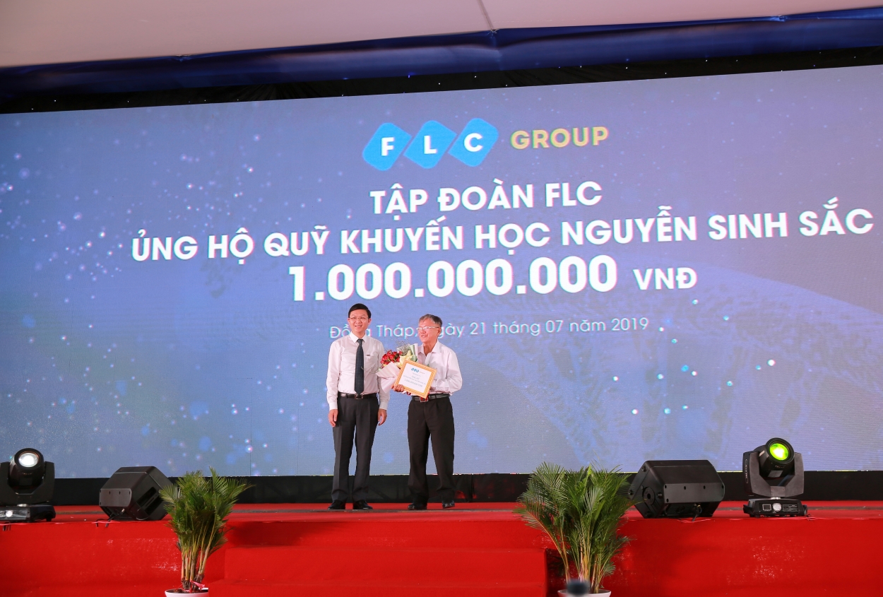 Tập đoàn FLC đã ủng hộ Quỹ khuyến học Nguyễn Sinh Sắc tỉnh Đồng Tháp 1 tỷ đồng trong khuôn khổ sự kiện