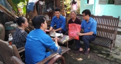 Tuổi trẻ xã Yên Mỹ sơn sửa nhà giúp gia đình liệt sĩ