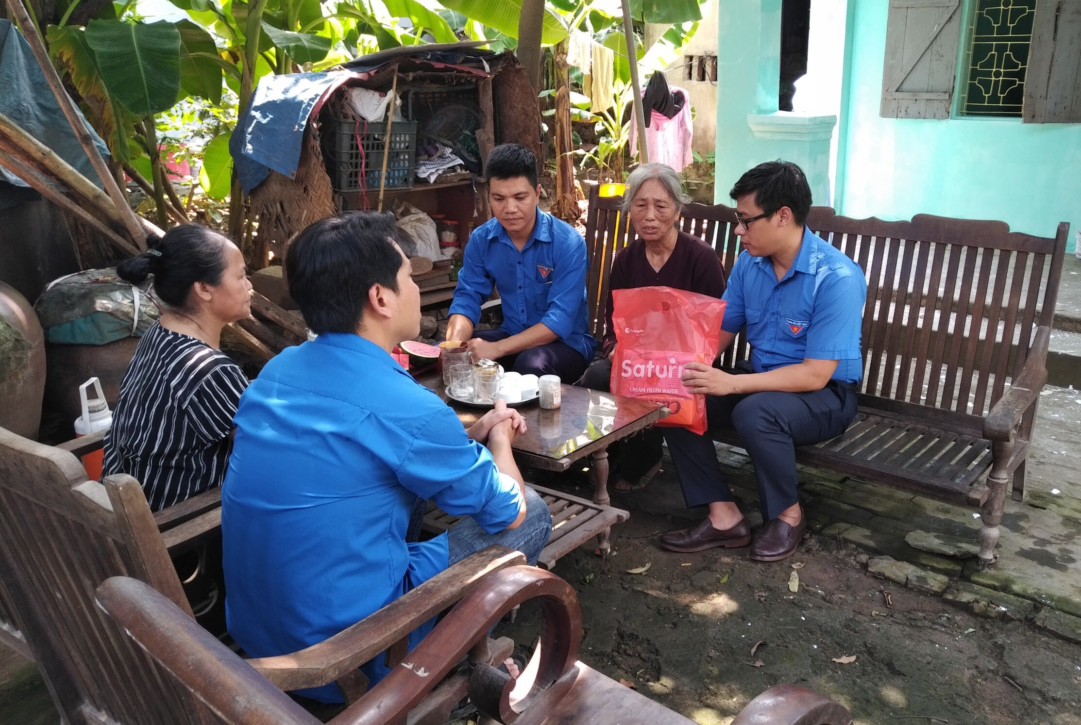 Tuổi trẻ xã Yên Mỹ sơn sửa nhà giúp gia đình liệt sĩ