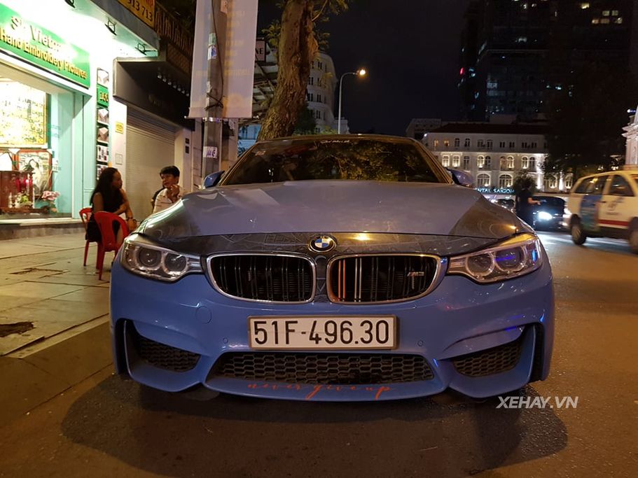 Lưới tản nhiệt cũng được sơn màu và dòng chữ decal ở cản dưới càng gia tăng thêm sự nổi bật cho chiếc M3 này