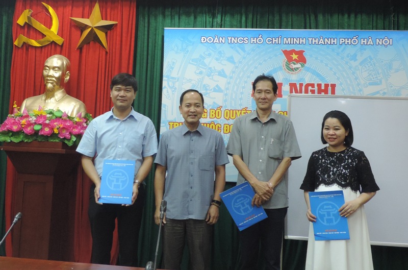 Thành đoàn Hà Nội tặng quà tới các gia đình chính sách