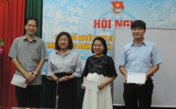 Đảng ủy Khối các cơ quan T.P Hà Nội tặng quà đảng viên là thân nhân gia đình chính sách