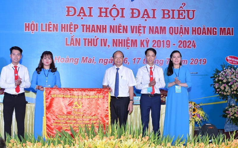 Đại hội vinh dự được nhận bức trướng do Quận ủy trao tặng