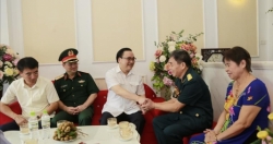 Bí thư Thành ủy Hoàng Trung Hải thăm hỏi, tặng quà gia đình người có công