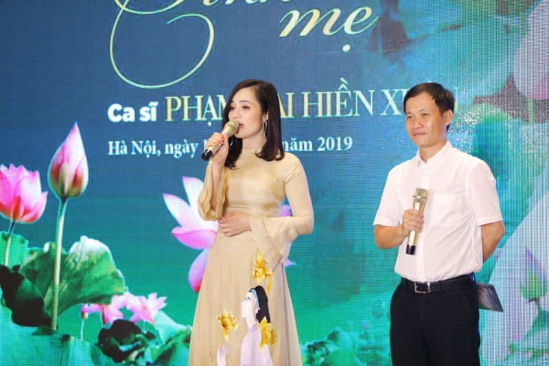 Hiền Xuân và nhạc sĩ Nguyễn Quang Long (bên trái)