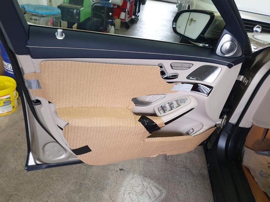 Cánh cửa với nhiều nút bấm của Maybach S650 2019 