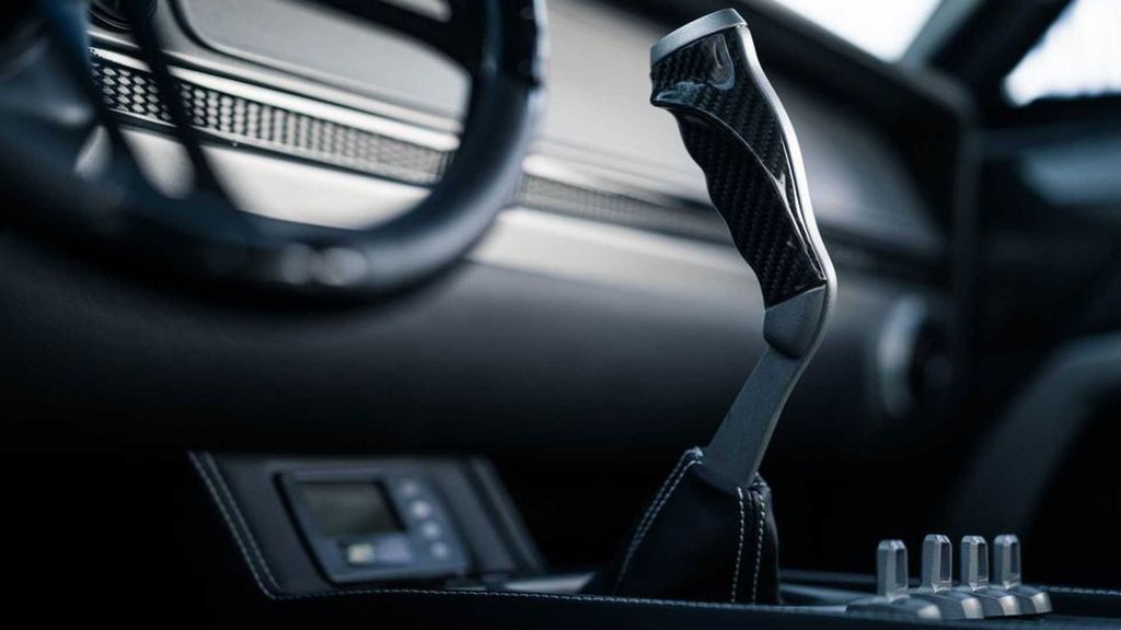 Rất nhiều chi tiết bằng sợi carbon được sử dụng để giảm tối đa trọng lượng của xe