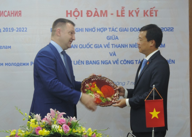 Hai tổ chức tặng quà lưu niệm đến nhau