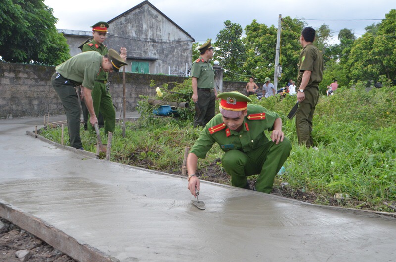 Cán bộ, chiến sỹ Công an TP Móng Cái làm đường ngõ vào nhà mẹ Nghĩa