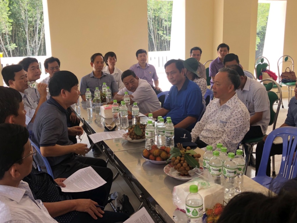 Phó Chủ tịch Thường trực UBND TP Hà Nội Nguyễn Văn Sửu nghe các sở ngành liên quan, các đơn vị thi công báo cáo về tiến độ thi công công trình