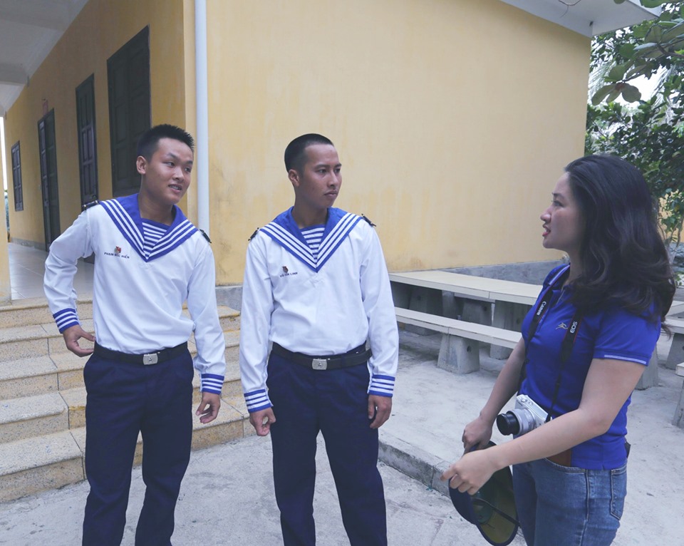 Nhà báo Lữ Mai trò chuyện với chiến sĩ trên quần đảo Trường Sa