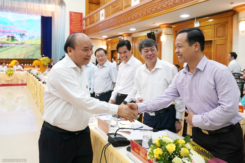 Thủ tướng nhấn mạnh việc phát triển toàn diện và bền vững cùng với phát triển kinh tế-xã hội, giữ gìn quốc phòng an ninh, xây dựng Đảng