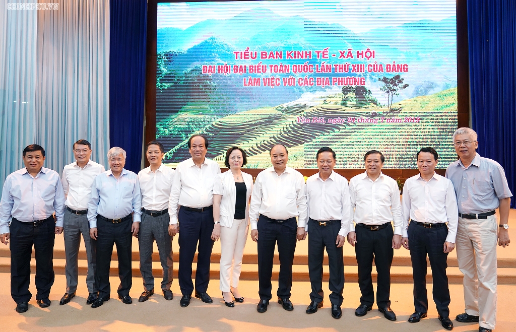 Thủ tướng chụp ảnh lưu niệm cùng các đại biểu