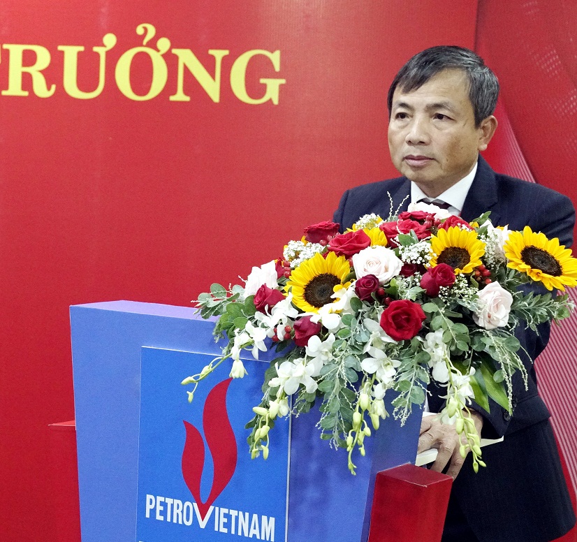 Chủ tịch HĐQT PV GAS Nguyễn Sinh Khang phát biểu chúc mừng và giao nhiệm vụ tới 2 cán bộ mới được bổ nhiệm
