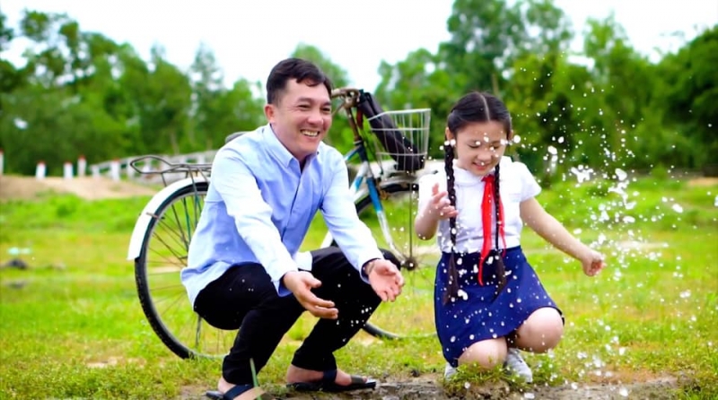 Dương Nghi Đình và bố trong MV