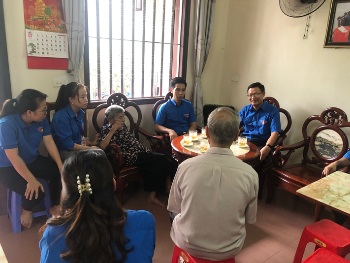 Anh Đặng Quang Hải – UVBCH Thành Đoàn, Bí thư Đoàn Khối Công nghiệp Hà Nội và đoàn công tác thăm hỏi mẹ Việt Nam anh hùng, người có công với cách mạng