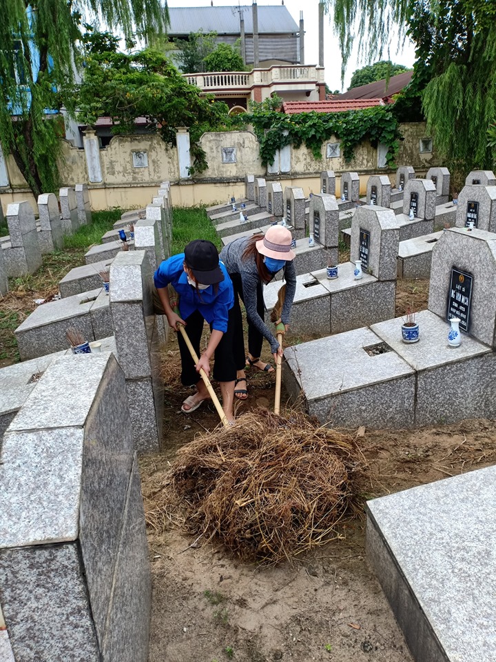 Đoàn viên, thanh niên don dẹp nghĩa trang liệt sỹ xã Phụng Châu