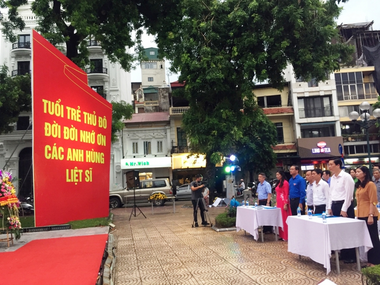 Các đồng chí đại diện lãnh đạo Trung ương, Thành phố Hà Nội và đoàn viên, thanh niên Thủ đô tưởng niệm anh hùng liệt sỹ