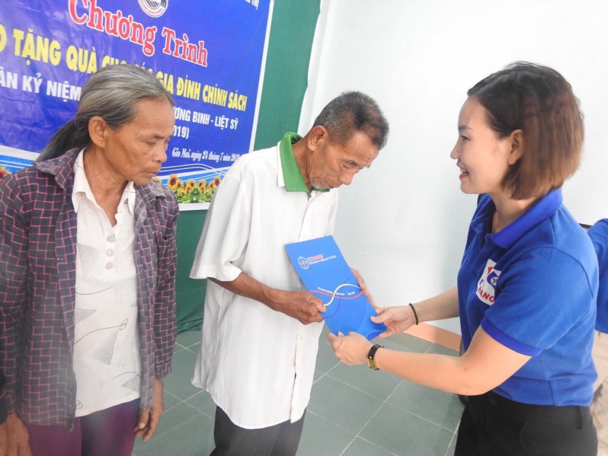 Chị Nguyễn Thị Thu Hương, Bí thư Đoàn Thanh niên EVN HANOI trao quà tới các gia đình chính sách, người có công với cách mạng