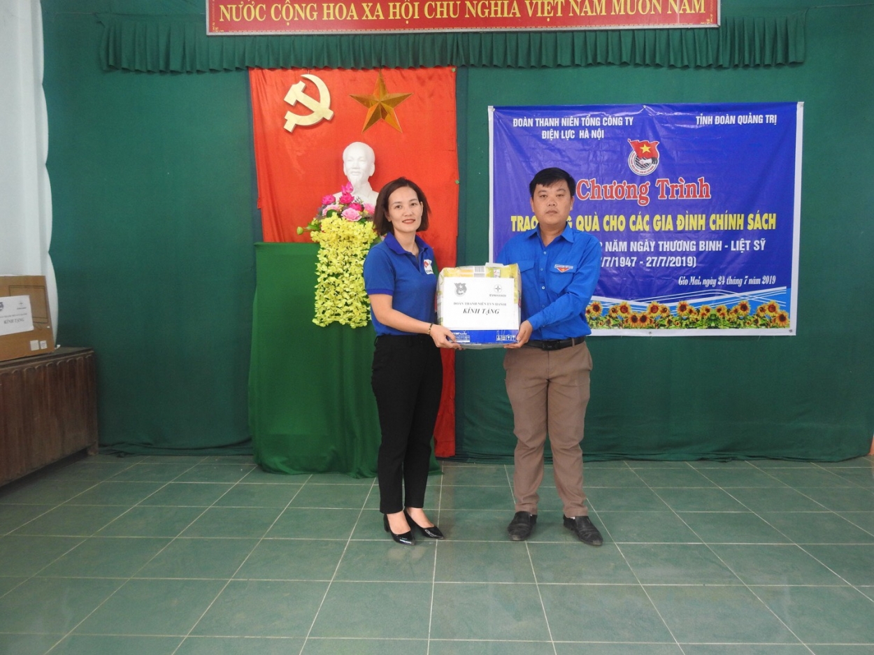 Những món quà ý nghĩa được Đoàn Thanh niên EVN HANOI trao tới người dân Quảng Trị