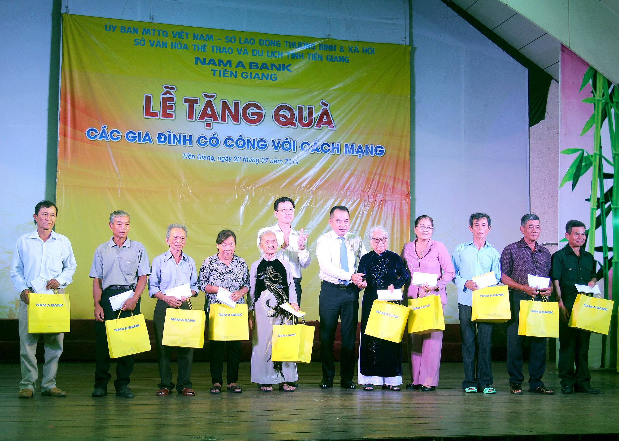Nam A Bank Tiền Giang tri ân gia đình liệt sĩ và người có công cách mạng