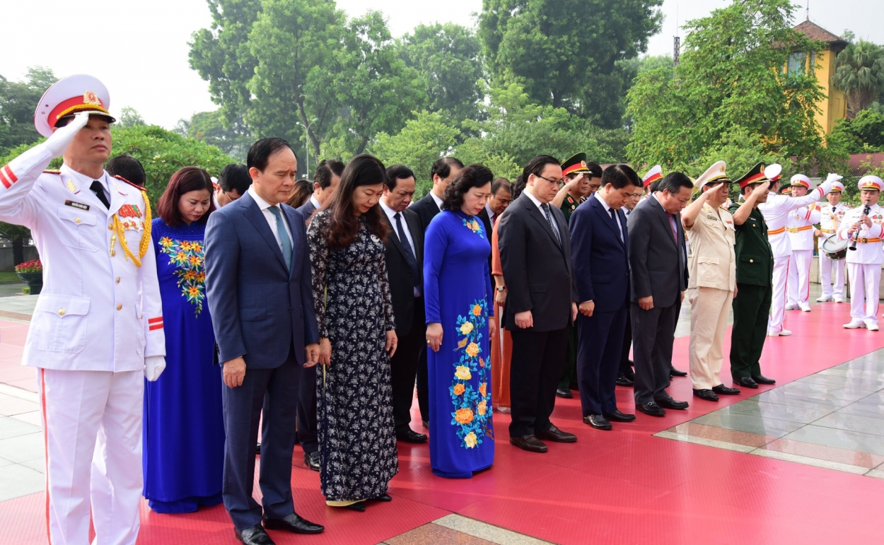 Đoàn đại biểu TP Hà Nội tri ân, tưởng nhớ công lao các anh hùng liệt sỹ ở Đài tưởng niệm anh hùng liệt sỹ trên đường Bắc Sơn