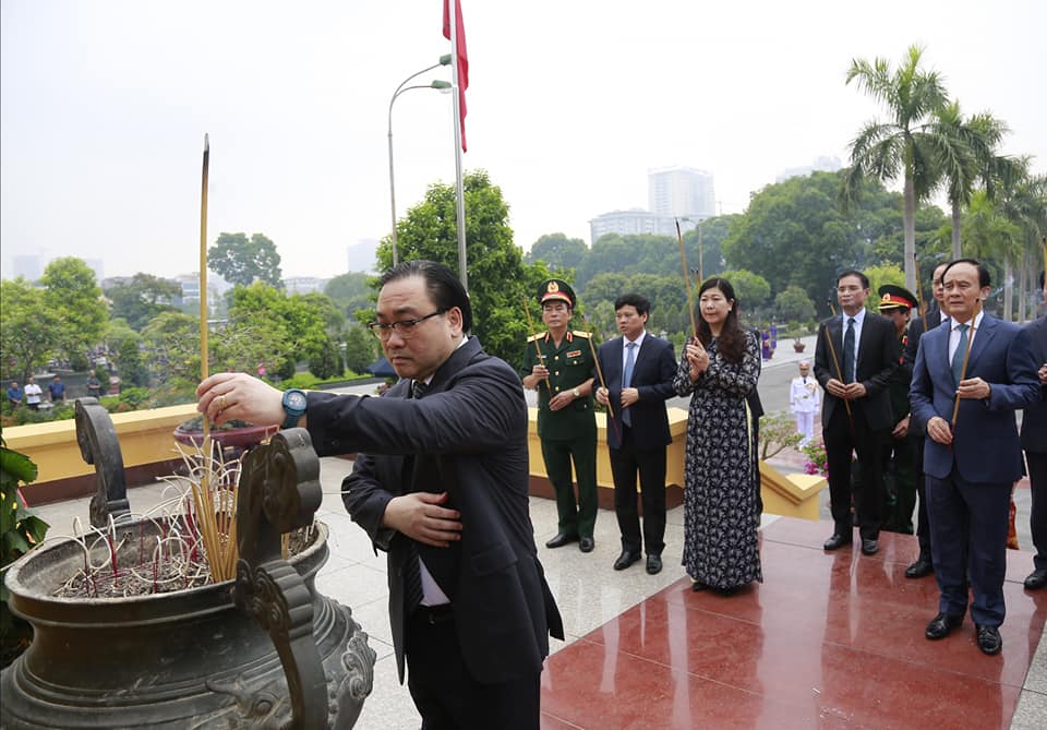 Bí thư Thành ủy Hoàng Trung Hải dâng hương tưởng nhớ các anh hùng liệt sỹ tại Nghĩa trang Mai Dịch