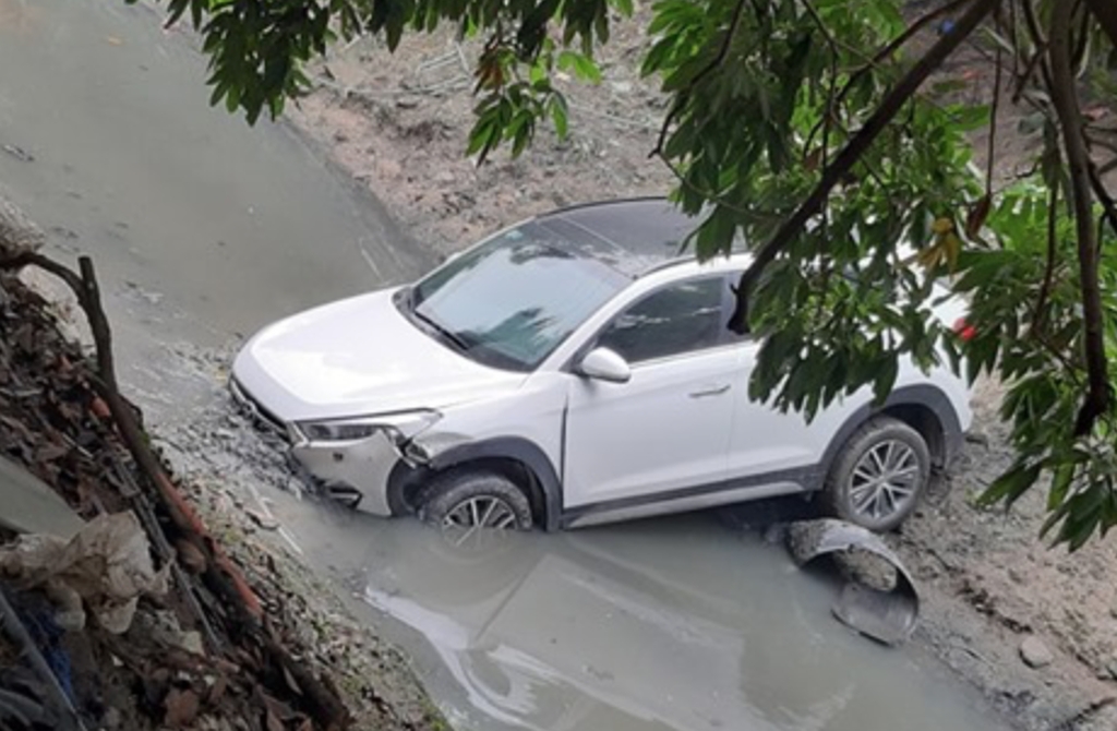 Hà Nội: Nhân viên rửa xe lao thẳng Hyundai Tucson xuống mương nước thải do nhầm chân ga