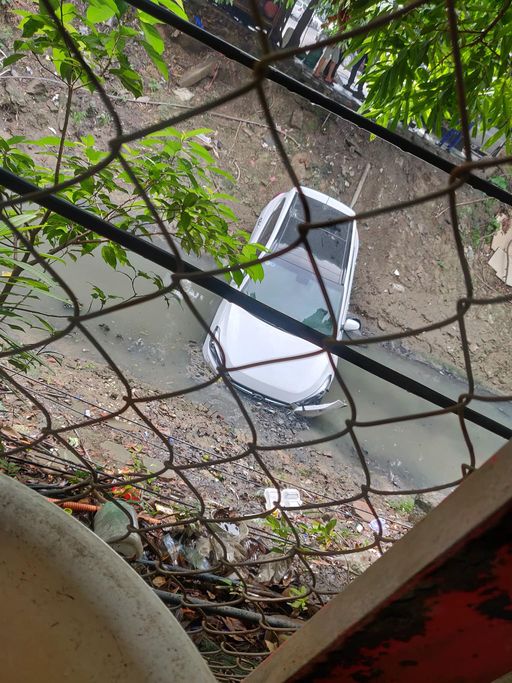 Hà Nội: Nhân viên rửa xe lao thẳng Hyundai Tucson xuống mương nước thải do nhầm chân ga