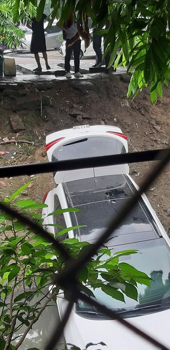 Hà Nội: Nhân viên rửa xe lao thẳng Hyundai Tucson xuống mương nước thải do nhầm chân ga