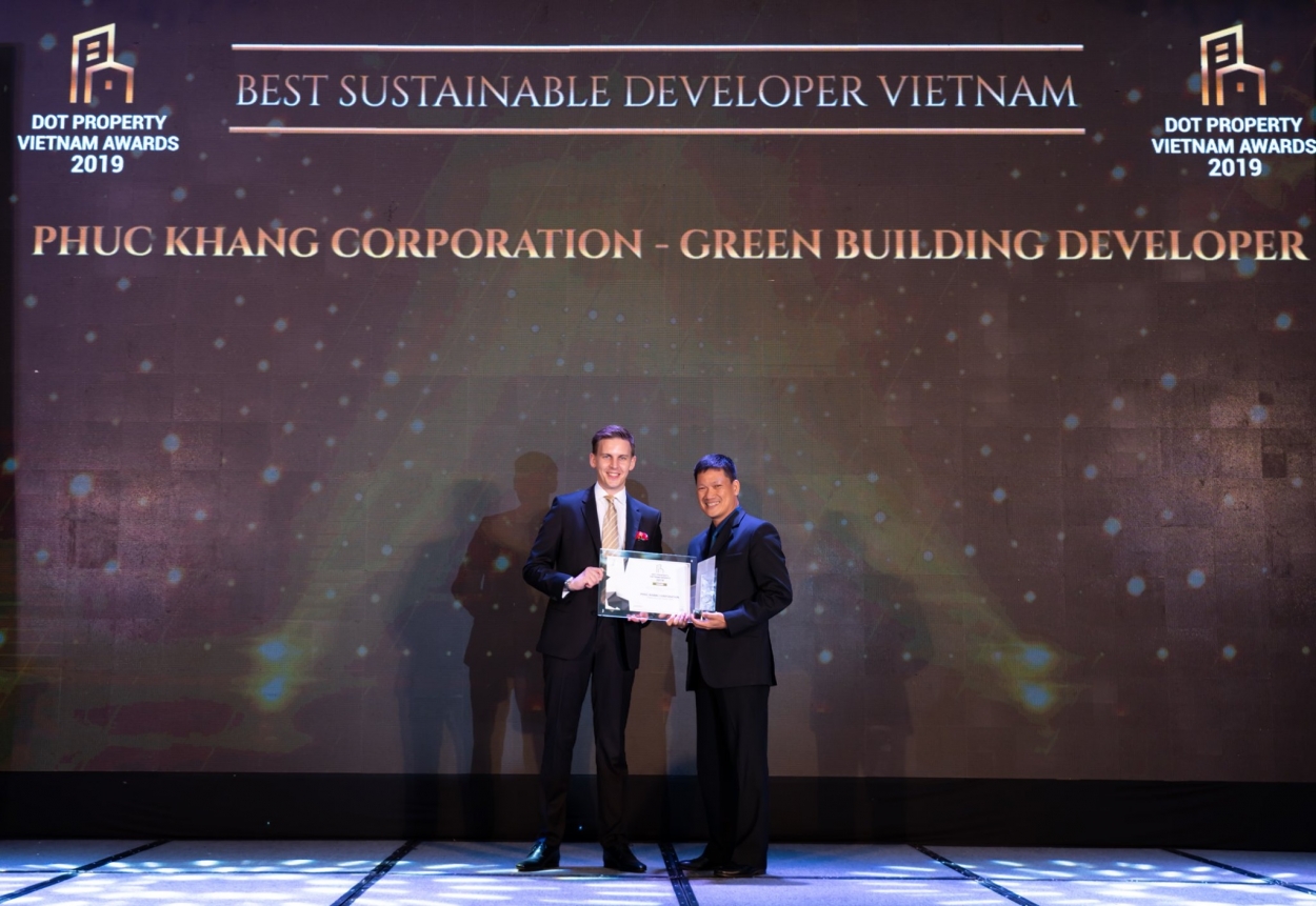 Mr. Trương Anh Tú – Giám đốc Phát triển kinh doanh Phuc Khang Corporation nhận giải thưởng Nhà phát triển bền vững của năm