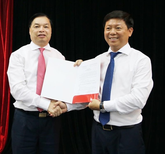 Ông Lê Mạnh Hùng trao quyết định cho ông Trần Thanh Lâm (phải)