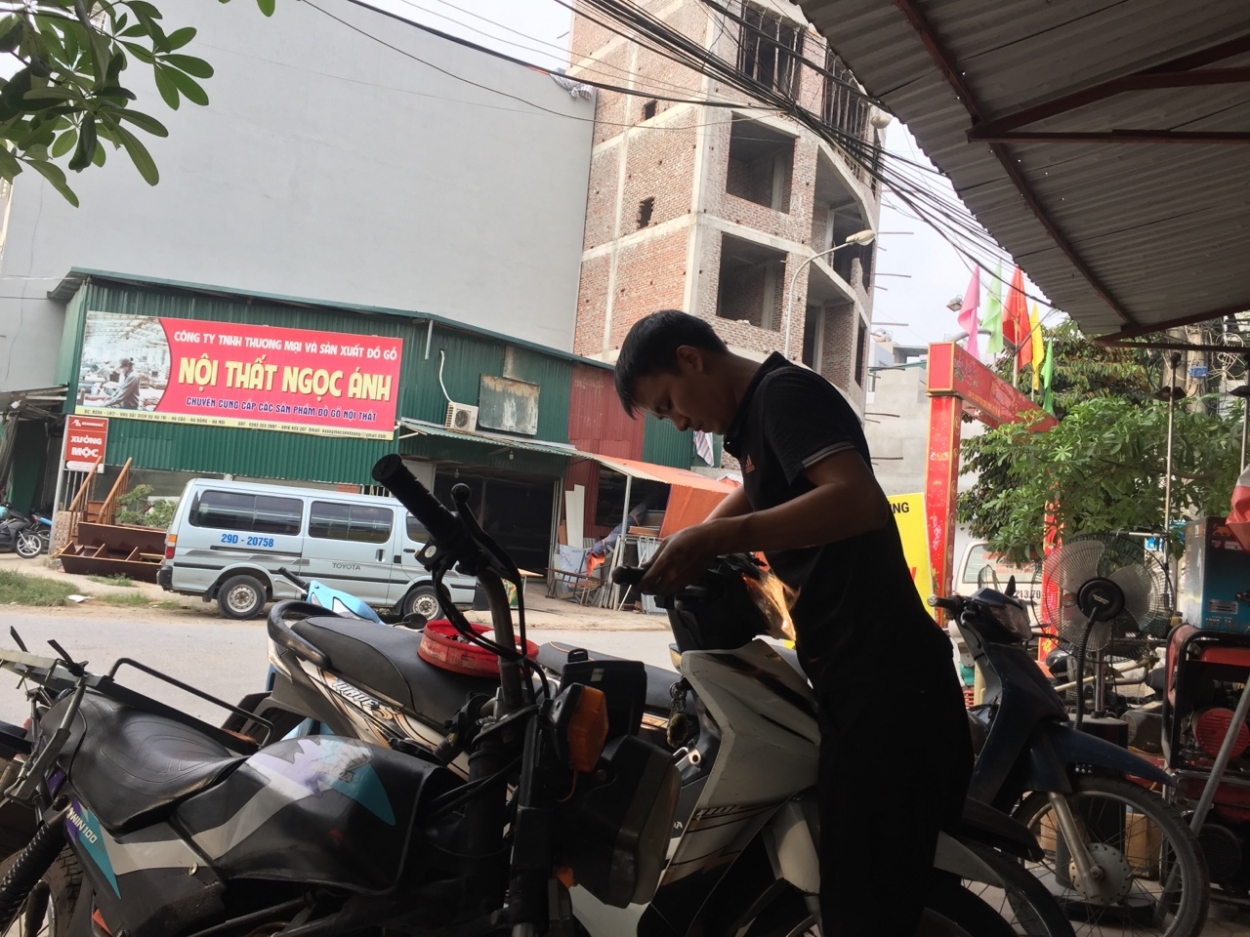 Nguyễn Đức Thắng kiểm tra, bảo dưỡng xe cho khách