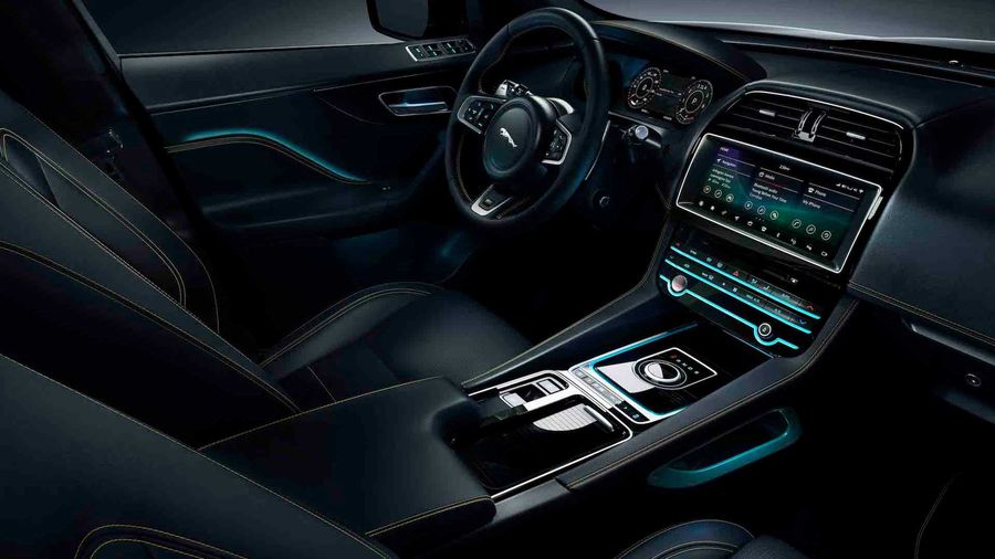 Jaguar F-Pace 2020 nạp thêm thành viên mới là 300 Sport và Checkered Flag Edition