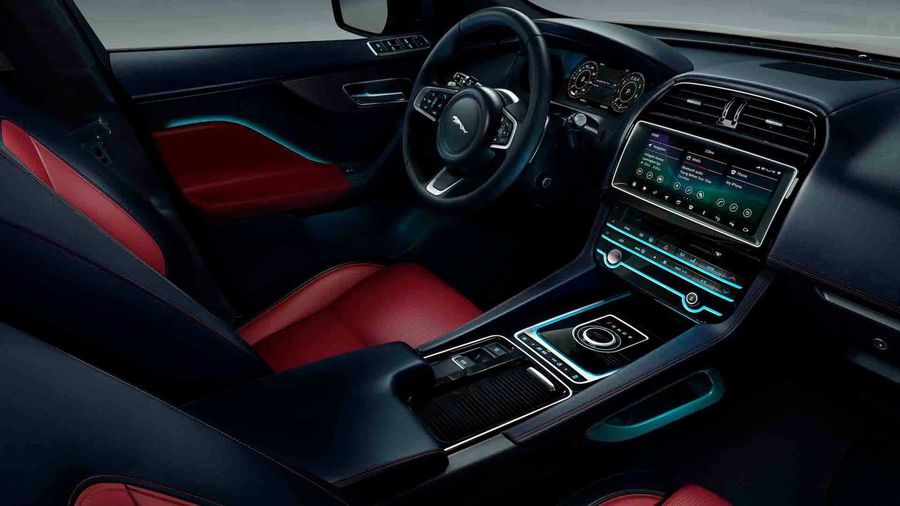 Jaguar F-Pace 2020 nạp thêm thành viên mới là 300 Sport và Checkered Flag Edition
