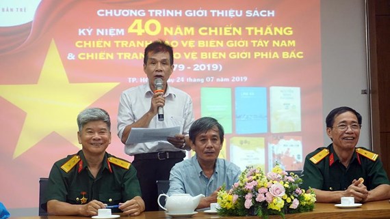 Từ trái qua, nhà thơ Lê Minh Quốc, tác giả Đoàn Tuấn, Nguyễn Thành Nhân và Nguyễn Vũ Điền tại buổi giới thiệu bộ sách 4 Mùa