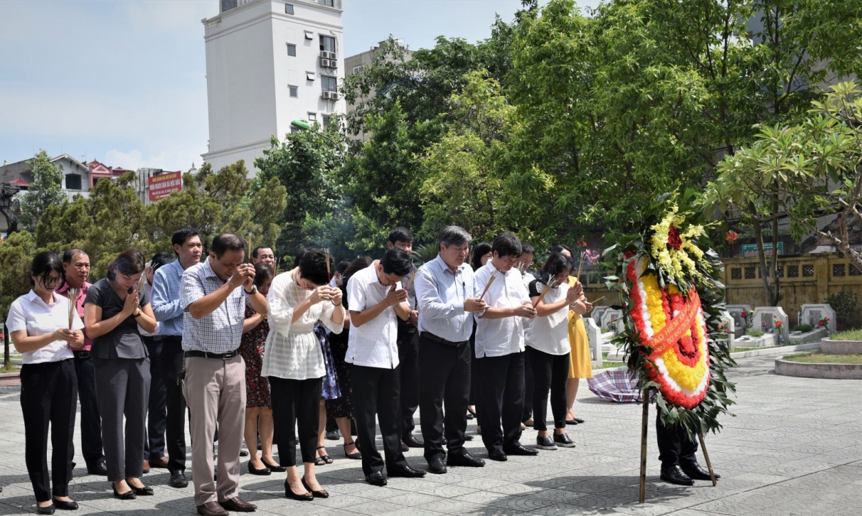 Đoàn BHXH TP Hà Nội dâng hương tưởng niệm anh hùng liệt sỹ tại nghĩa trang liệt sỹ quận Hà Đông