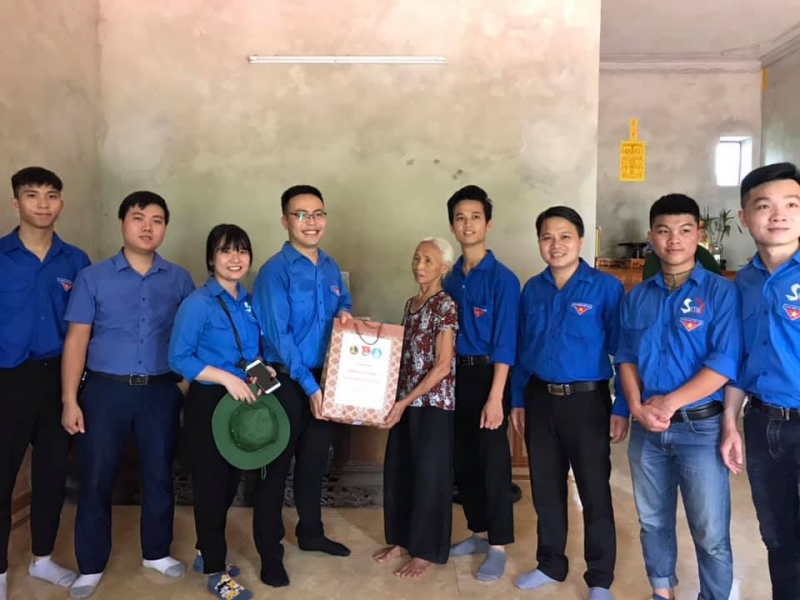Tặng quà gia đình chính sách