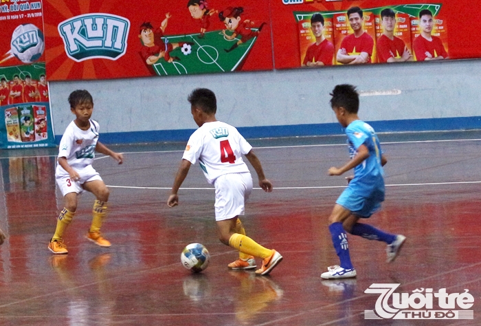 Đội tuyển U11 TP HCM (áo trắng) thắng U11 Thái Nguyên (áo xanh) với tỷ số 2 - 1