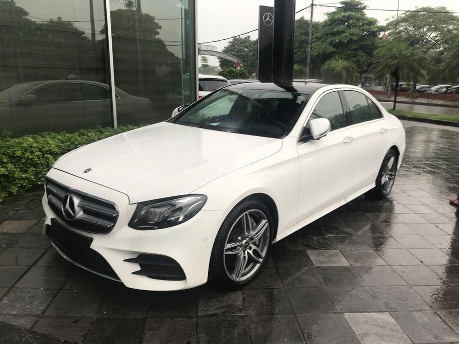 Ngoài xế sang E350 AMG mới tậu, NTN còn đang sở hữu một siêu motor Ducati Panigale 1199