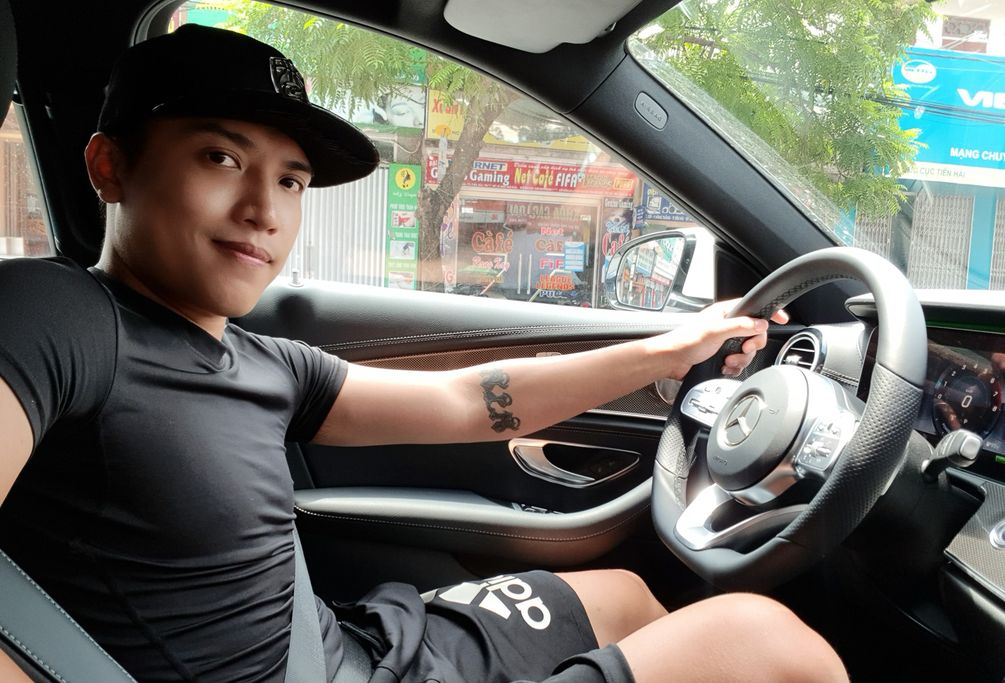Trên trang cá nhân, NTN cũng chia sẻ về quá trình mua xe khá khó khăn của mình
