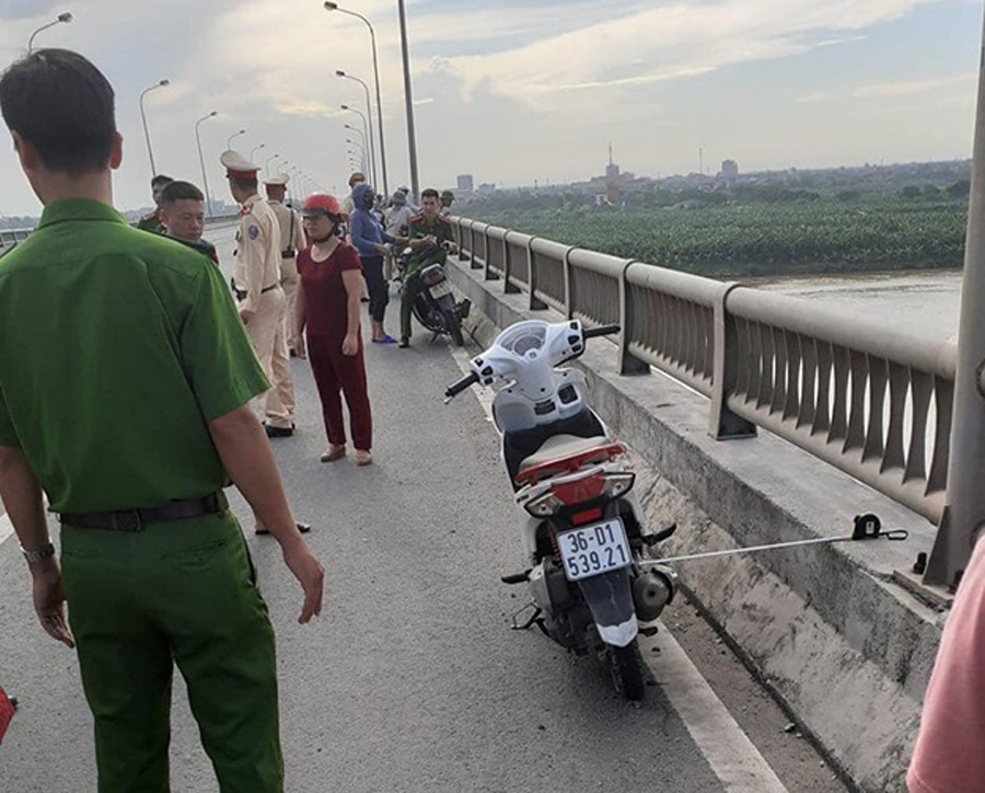 Bàng hoàng phát hiện cô gái trẻ để lại xe máy trên cầu rồi nhảy xuống sông Hồng tự tử