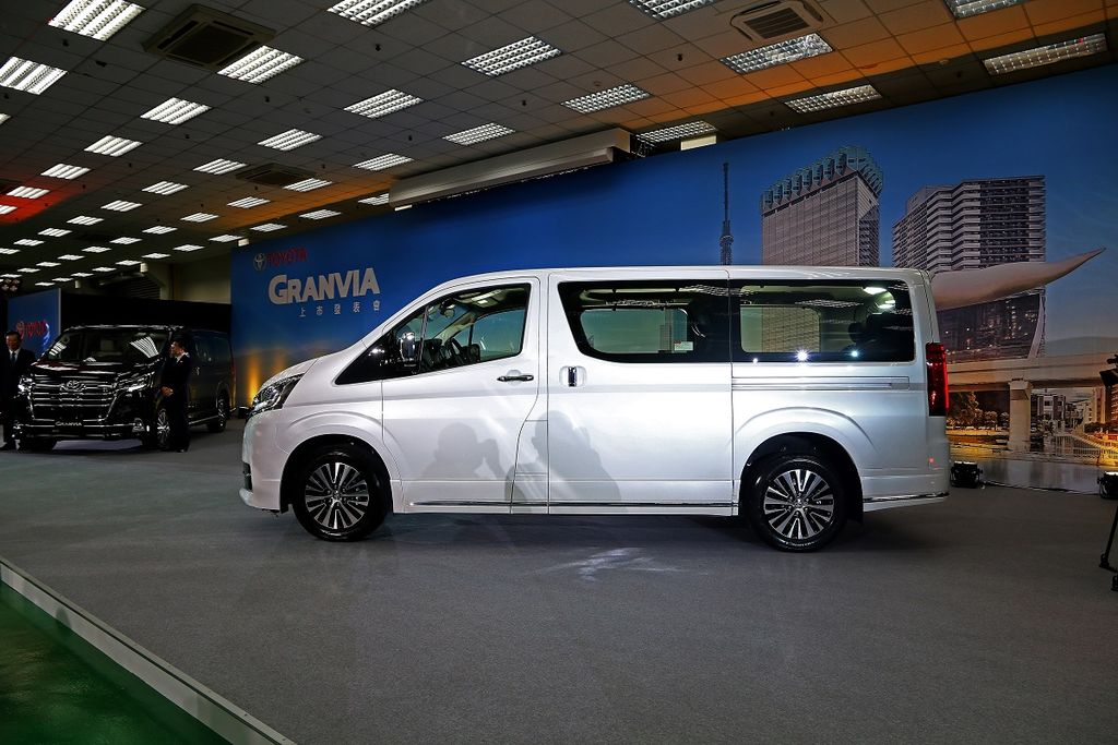 Toyota Granvia 2020 - 