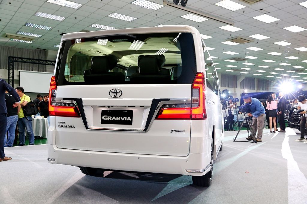 Toyota Granvia 2020 - 