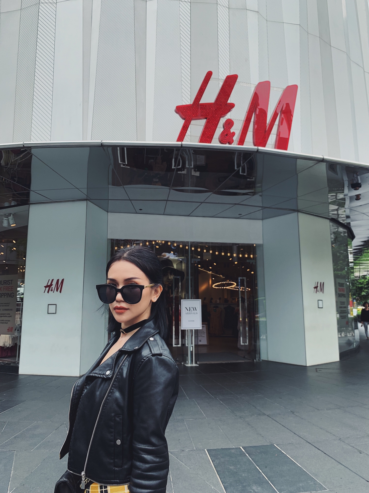 Với những chương trình khuyến mãi quanh năm, cửa hiệu H&amp;M lớn nhất Singapore chắc chắn sẽ làm hài lòng tín đồ mua sắm Việt