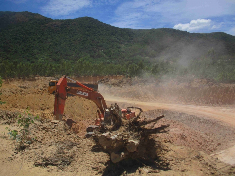 Doanh nghiệp lấy đất từ dưới lấy lên tạo thành hầm hố