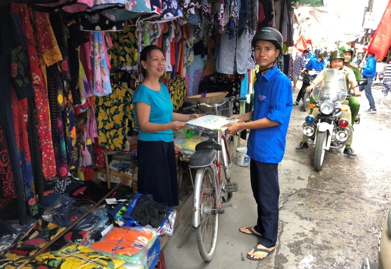 Đoàn viên, thanh niên trao túi thân thiện với môi trường tới người dân