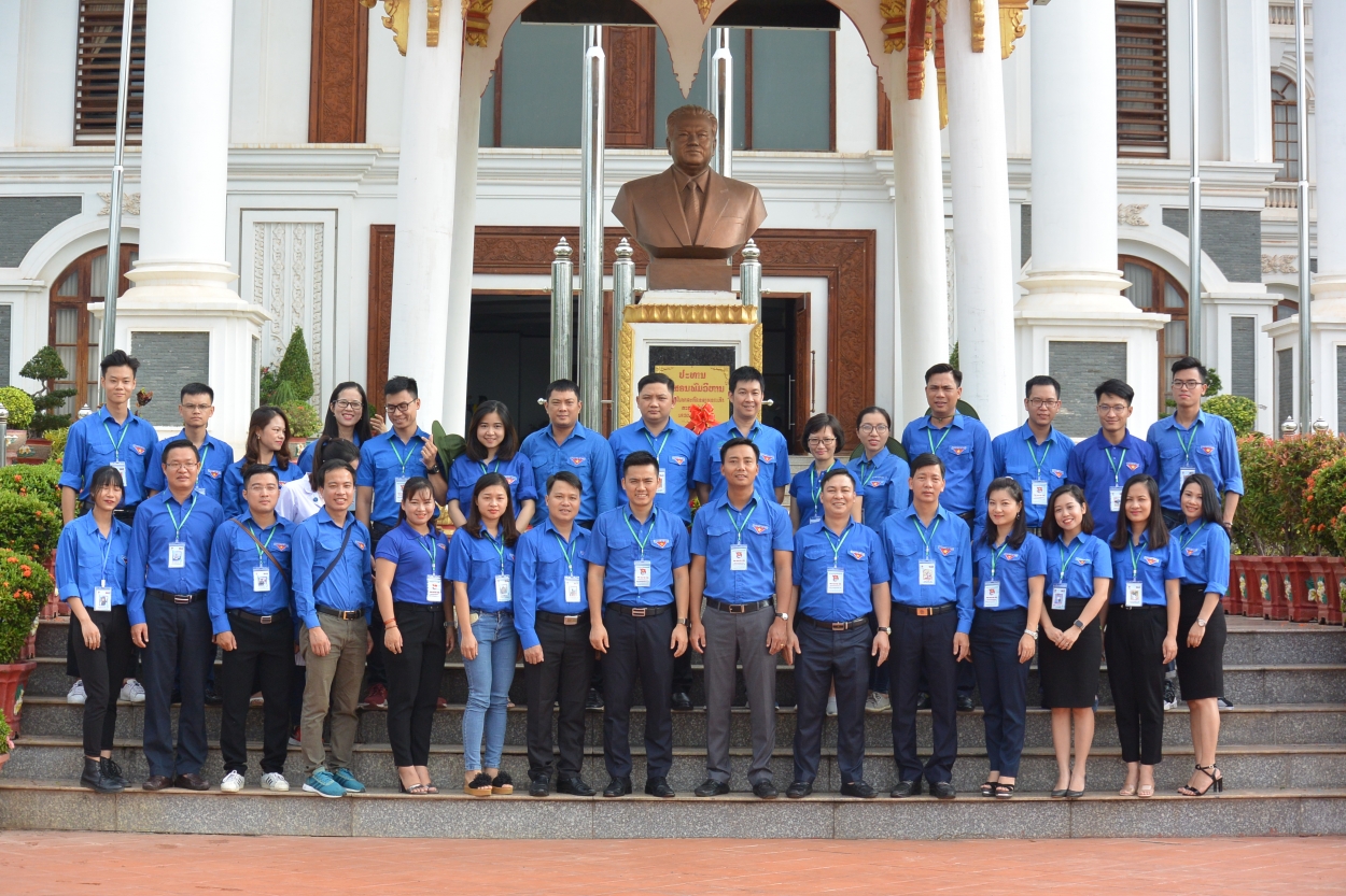 Đoàn tình nguyện Tuổi trẻ Thủ đô chụp ảnh lưu niệm tại tượng đài cố Chủ tịch Kaysone Phomvihane