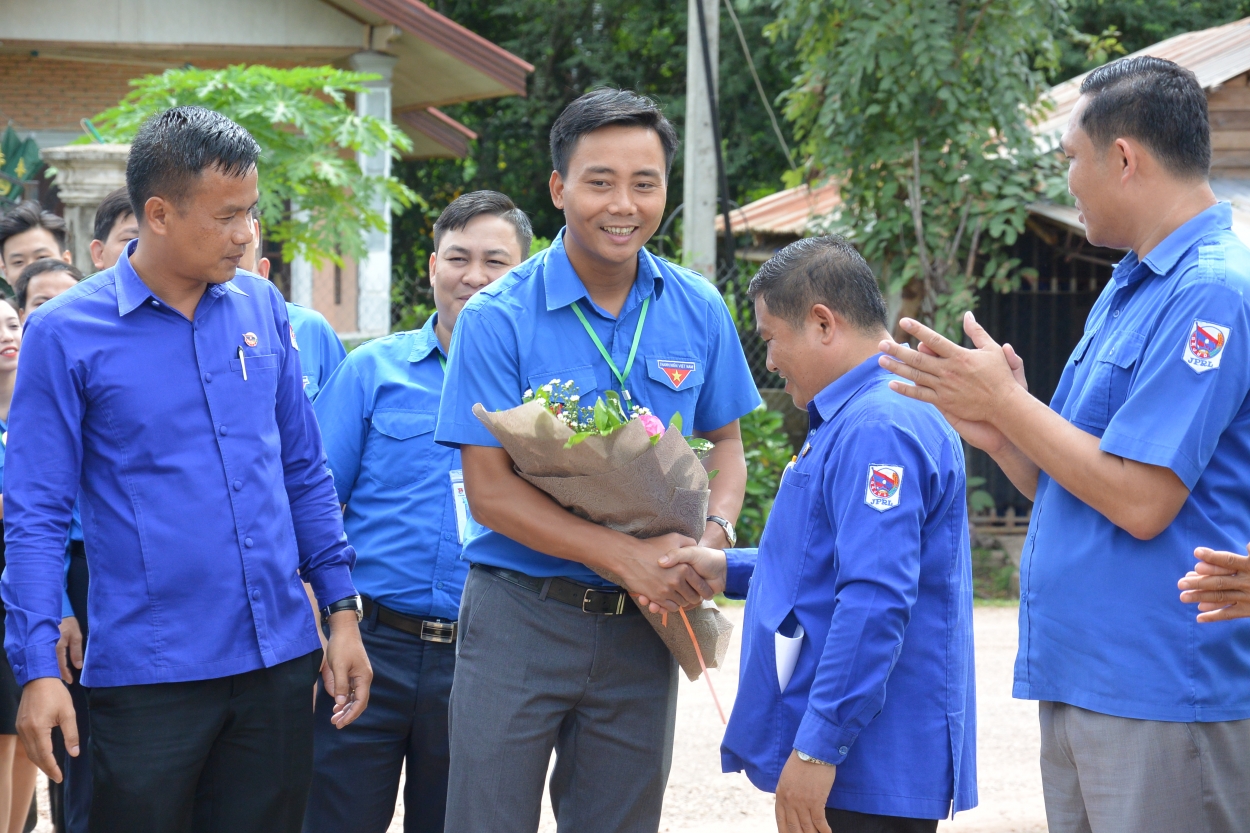 Đồng chí Nguyễn Đức Tiến nhận hoa từ đơn vị tại địa điểm hoạt động tình nguyện