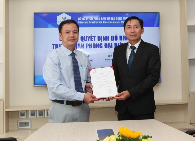 Ông Đỗ Ngọc Tuấn trao quyết định bổ nhiệm Trưởng Văn phòng đại diện Hà Nội tới ông Phạm Ngọc Thạch
